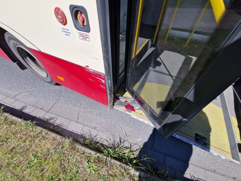 Zderzenie osobówki z autobusem miejskim w Lesznie