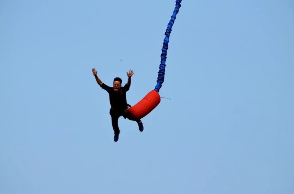 Skoki na bungee z dźwigu to nowość dla poszukiwaczy...