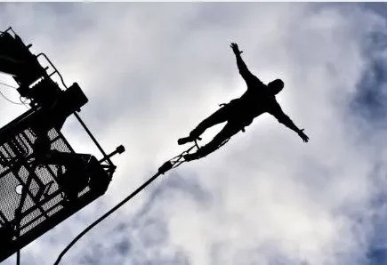 Nowa atrakcja przy Atlas Arenie oferuje mieszkańcom możliwość skoku na bungee z 60-metrowej wysokości