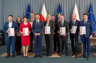 Dzienny opiekun zamiast białej plamy. Podlaskie gminy podpisały umowy z wojewodą