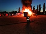 Nocny pożar autobusów przy ul. Rapackiego w Grudziądzu. Czarny słup dymu widoczny był z daleka
