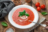 Wyśmienita zupa pomidorowa z passaty. Dodaję do niej dwa zaskakujące składniki. Dzięki nim jest kremowa, wyrazista i bardzo aromatyczna