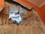Robotnicy uszkodzili kamienicę w Chełmnie! Dziura na wylot. Mieszka tam 30 osób!