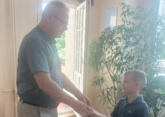 7-letni uczeń SP2 w Chełmnie, Kacper Grzelak, został nagrodzony przez burmistrza za dojrzałą reakcję na zagrożenie zdrowia i życia 