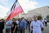 "Poznań murem za polskim mundurem". Manifestacja wsparcia obrońców granic na placu Wolności w Poznaniu . Zobacz zdjęcia 