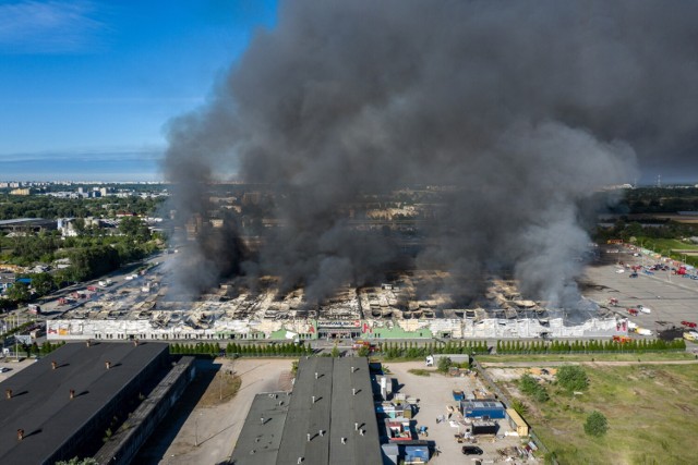 MSWiA poinformowało na platformie X, że w akcji gaszenia pożaru bierze udział 58 samochodów gaśniczych i około 180 strażaków i druhów OSP. Obecnie na miejscu trwa sztab z udziałem komendanta PSP nadbryg. Mariusza Feltynowskiego.