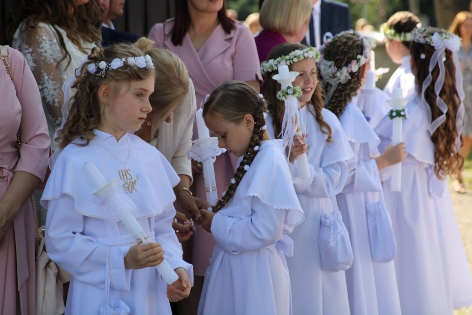 W kościele w Rzgowie dzieci po raz pierwszy przystąpiły do Komunii Świętej [FOTO]