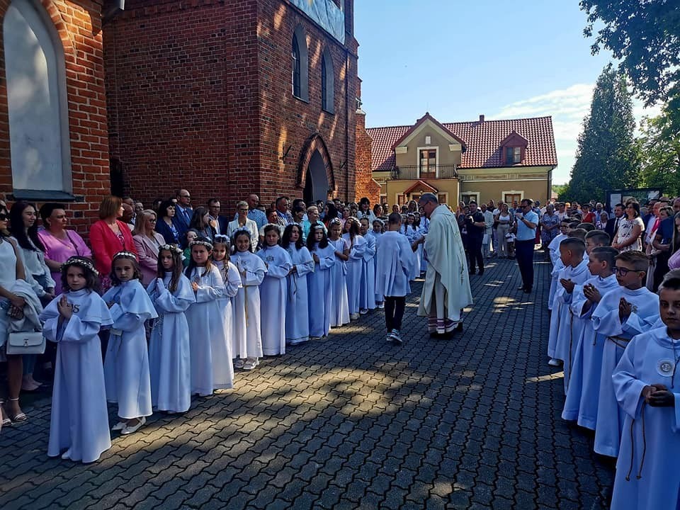 Pierwsza komunia święta w parafii św. Trójcy w Rypinie. Zobaczcie zdjęcia