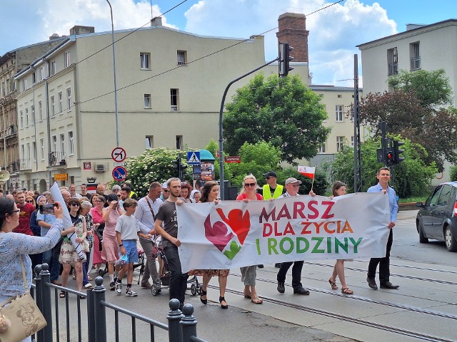 Marsz dla Życia i Rodziny w Łodzi zgromadził licznych uczestników, manifestujących swoje wsparcie dla wartości rodzinnych i pro-life.
