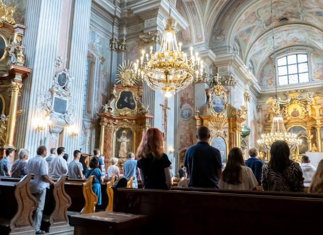 Adwent obejmuje cztery niedziele przed Bożym Narodzeniem.