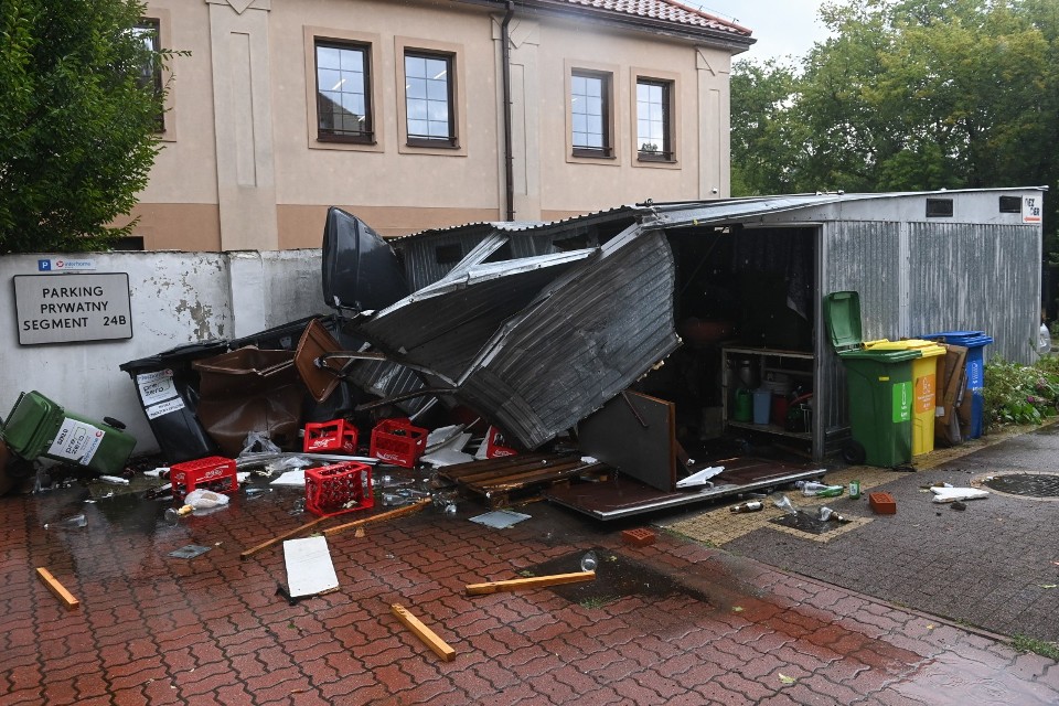 Popularny satyryk wjechał autem w budynek przychodni.