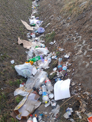 Krajobraz po kierowcach. Takie śmieci wyrzucają przez okna samochodów