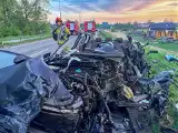 BMW zderzyło się z ciężarówką. Dwie osoby oszukały przeznaczenie