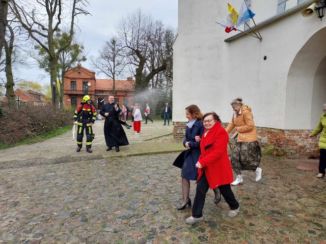 Śmigus-dyngus w parafii św. Hieronima w Raciążku. Wiernych wychodzących z kościoła polewali strażacy.