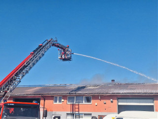 32 zastępy walczyły z olbrzymim pożarem budynków mieszkalnych i gospodarczych
