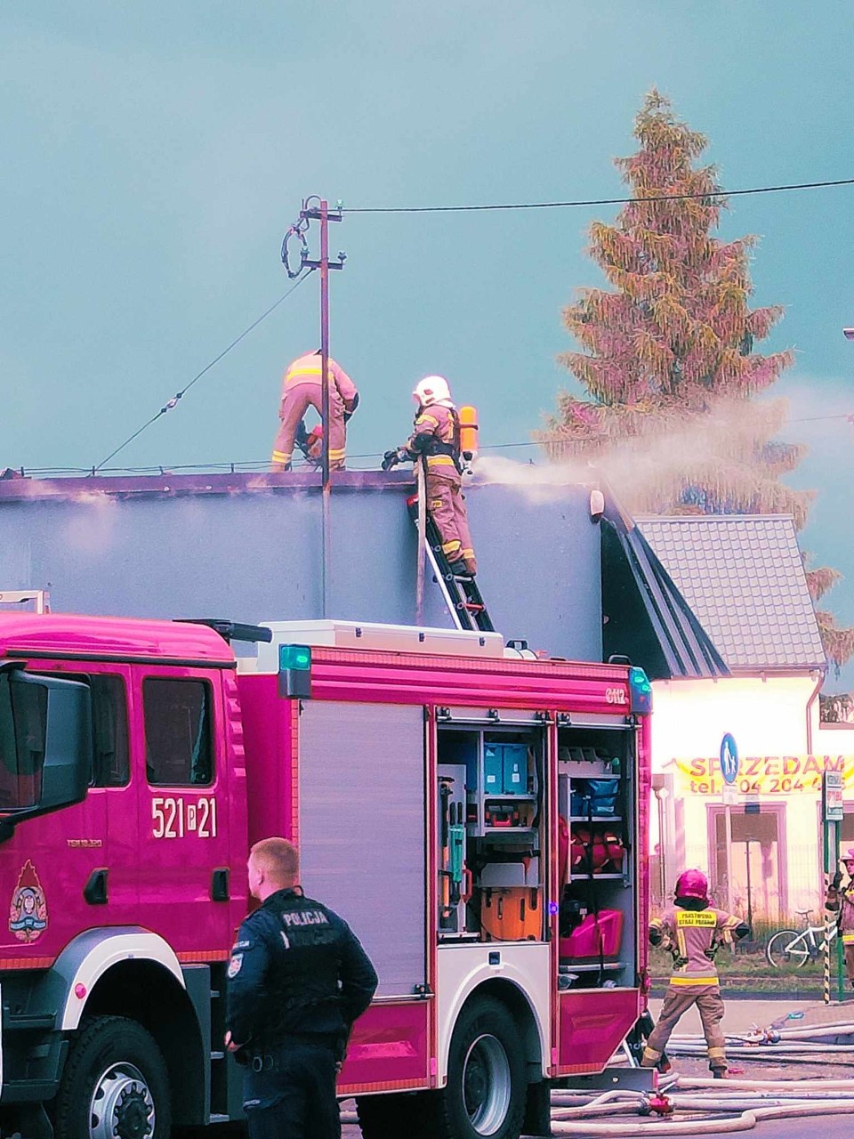 Ogromny pożar znanej restauracji w Obornikach. Ewakuowano ponad 40 osób [ZDJĘCIA]