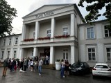 Absolwenci i uczniowie II Liceum Ogólnokształcącego zaśpiewają w musicalu w Teatrze Miejskim w Lesznie 