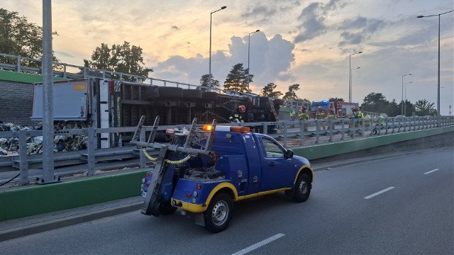 Wypadek tira na Nowym Mieście . Ciężarówka ze śmieciami przewróciła się na Trasie Niepodległości
