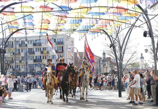 Do Białegostoku przybył Jan III Sobieski. Barwna parada przyciągnęła tłumy